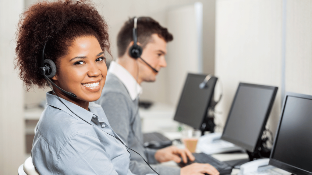 Customer support agent in an office providing efficient service